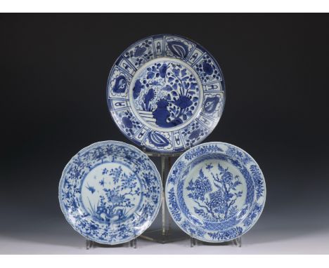 China and Japan, collection of various porcelain plates, 17th century and later, comprising a polychrome Swatow plate (broken