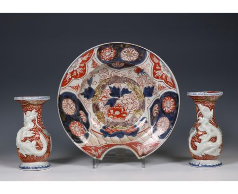 Japan, Imari porcelain shaving basin and pair of modelled dragon vases, 18th-19th century, the shaoving basin 18th century an