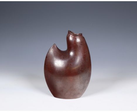 Japan, patinated bronze shaped vase, 20th century, with iridescent patina, in signed wood box (some surface wear) h. 17,5 cm 