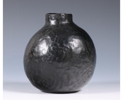 Japan, moulded black patinated bronze vase, signed Nishi Daiyu (1923-2013), with original signed wood box, Showa period h. 14