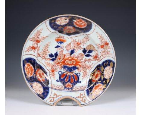 Japan, Imari porcelain shaving basin, 18th century, painte dwith a central flower vase and lappets of flower-heads (hairline 