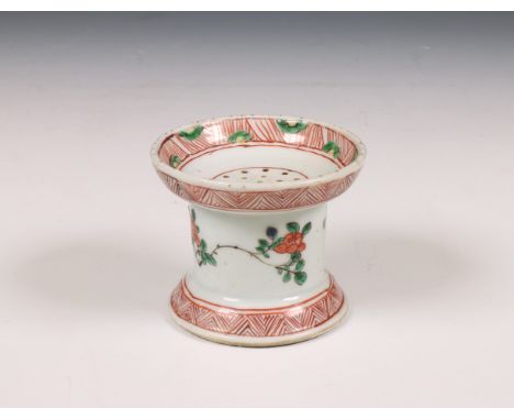 China, famille verte porcelain sander, Kangxi period (1662-1722), of cylindrical shape with everted rim and decorated with fl