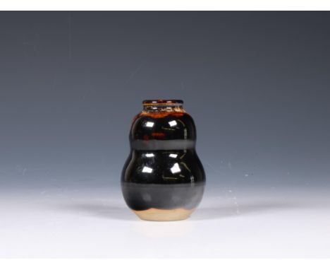 Japan, double-gourd-shaped ceramic teacaddy (chaire), with silk cloth cover (shifuku) h. 8 cm [1]