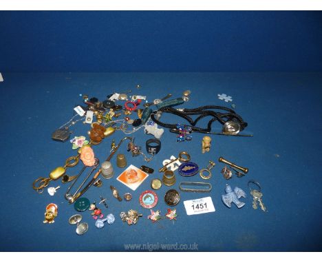A small quantity of miscellanea including a miniature perfume bottle pendant, enamel pins, thimbles, buttons, etc., some a/f.