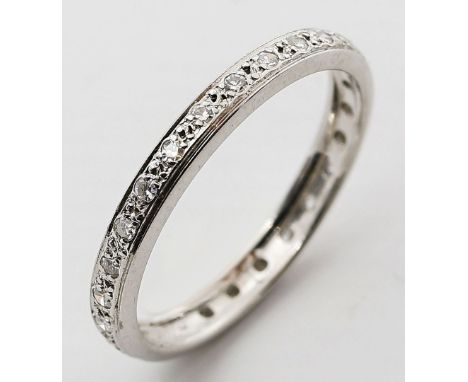 Memory-Ring. 750/000 WG, brutto 2,7 g. Umlaufend besetzt mit kleinen Brillanten. RW 59.