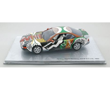 Art Car von David Hockney. "BMW 850 CSI". Aus dem Jahr 1995. Im Schaukasten aus Plexiglas. 14x 35x 21 cm. 