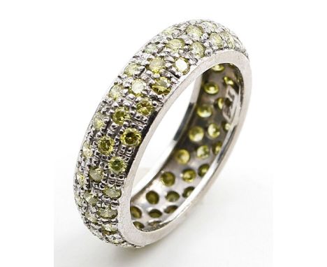 Memory-Ring. 750/000 WG, brutto 4 g. Leicht gewölbt und umlaufend in drei Reihen besetzt mit Brillanten in Fancy Greenish Yel