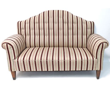 Art Deco-Sofa. Vollflächige, neue Polsterung mit Streifenmuster, konische Holzfüße. Rückenlehne in der Art von "cloud back". 