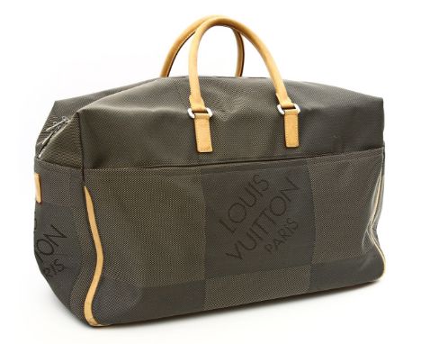 Reisetasche, Louis Vuitton. Schachbrett Geant Souverain Canvas mit großflächiger Prägung "LOUIS VUITTON PARIS".  Hellbraune B