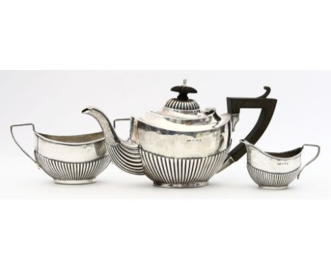 Kleines Teekernstück im Queen-Anne-Stil. 925/000 Sterlingsilber, 310 g. Je ovale, zum Stand eingezogene, teils kannelierte Wa