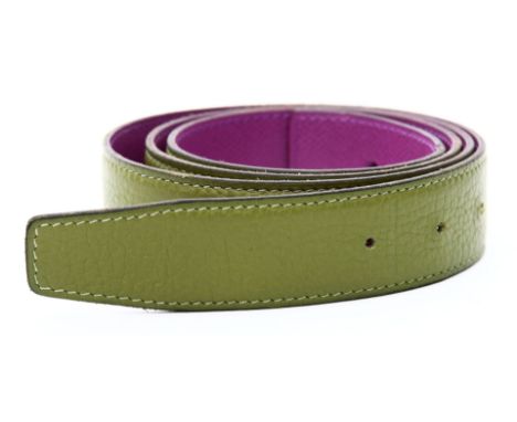 Gürtel, Hermès. Wendbarer Lederriemen. Olivfarbenes Leder, fuchsia hinterlegt, mit Blindprägung "HERMÈS PARIS MADE IN FRANCE"