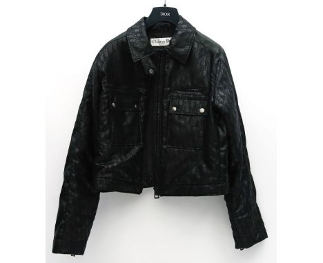 Kurze Damenjacke, Christian Dior. Schwarze Jacke mit Diorrisimo Canvas (65% Polyester, 35% Baumwolle). Reißverschluss, zwei g