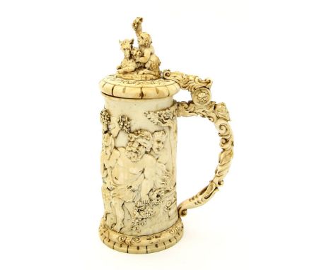 Henkelkrug im Renaissancestil. Elfenbein, vollplastisch geschnitzt. Wandung mit Bacchanten, figürlicher Griff mit Satyr und B