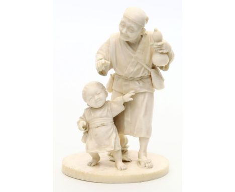 Okimono. Stehender Mann mit Kalebasse und Kleinkind. Elfenbein, 210 g. Vollplastisch geschnitzt. Ohne Bodenmarke. Japan, Meij