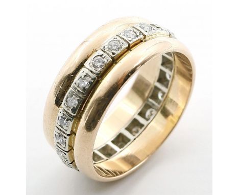 Memory-Ring. 583/000 GG und WG, brutto 8 g. Mittig vertieft, umlaufend in WG gefasster Kranz aus Brillanten. RW 58.