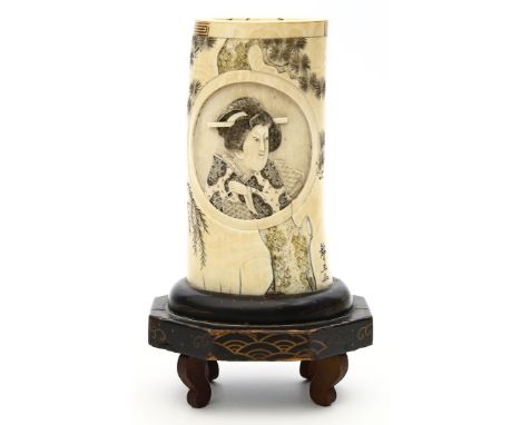 Pinselbecher. Elfenbein, 247 g. Schauseite mit Darstellung einer Geisha im Relief und Landschaftsdekor mit zwei Fabeltieren, 