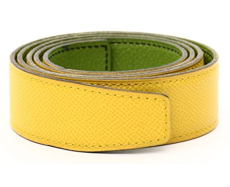 Gürtel, Hermès. Wendbarer Lederriemen. Gelbes Leder mit Blindprägung "HERMÈS PARIS MADE IN FRANCE", grün hinterlegt. L. Trage