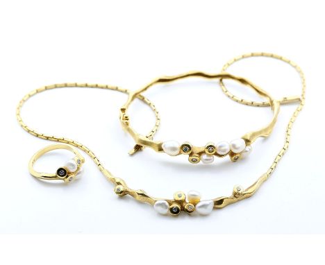 Collier, Armreif und Damenring. 750/000 GG, brutto 39,2 g. Ring, Armreif und Mittelteil des Colliers jeweils unregelmäßig str