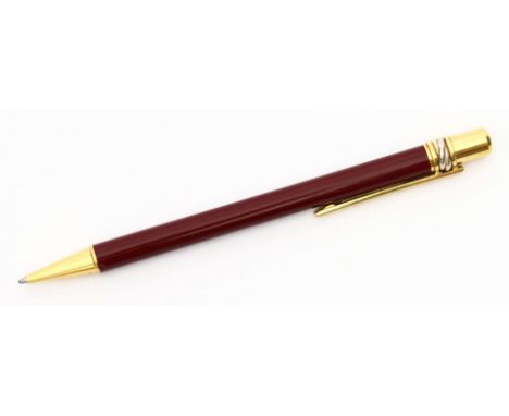 Kugelschreiber "Must de Cartier Trinity". Roter Chinalack, vergoldeter Clip gem. "MADE IN FRANCE", Trinity-Ring am Ende des K