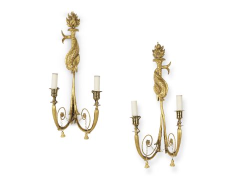 Paire d'appliques au dauphin en bois doré, travail probablement italien, fin XIXe siècleA pair of giltwood two-light wall-lig