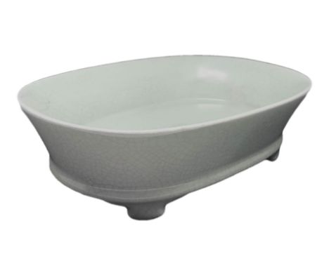 Hand-washing basin narcissus in green ceramic, likely Song Dynasty. The basin is oval, with the oblique and thin sides and fo