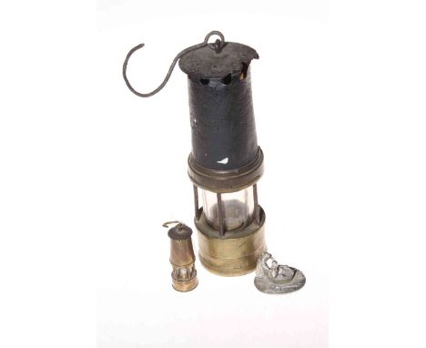Miners lamp with miniature lamp and sculpture (3).