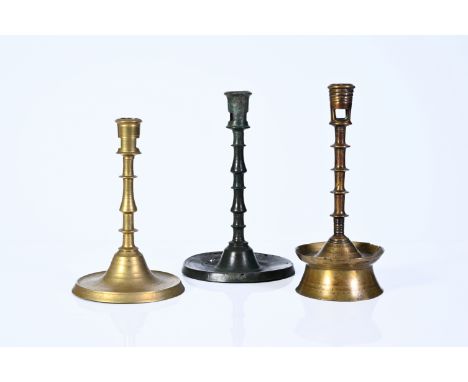 Three early bronze knotted candlesticks, Western Europe, 15th/16th C.H 23,5 - 22,5 - 20 cm