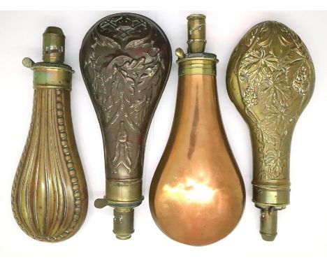 Four mixed brass/copper antique powder flasks. P&amp;P Group 2 (£18+VAT for the first lot and £3+VAT for subsequent lots) 