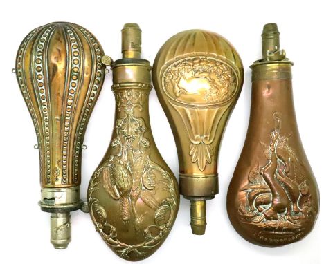 Four mixed brass/copper antique powder flasks. P&amp;P Group 2 (£18+VAT for the first lot and £3+VAT for subsequent lots) 