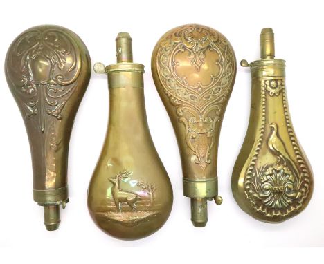 Four mixed brass/copper antique powder flasks. P&amp;P Group 2 (£18+VAT for the first lot and £3+VAT for subsequent lots) 
