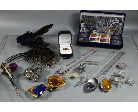 A collection of vintage costume jewellery including brooches, dress clips, buckles, hair ornaments, hat pins, buttons etc inc