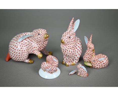 Two Herend (Hungary) red scale rabbits, 11 x 13 cm /14 cm high to/w two small groups of two rabbits and a tiny rabbit (latter