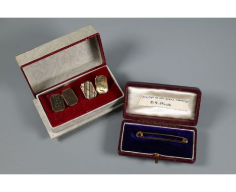 A pair of 9ct yellow gold rectangular cufflinks with engine turned decoration and engraved initials, chain-linked, approx 3.7