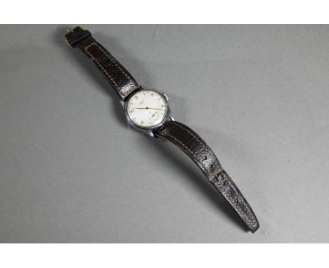 A Vintage Longines gents wristwatch, the champagne dial with subsidiary seconds within a 32 mm dia. steel case, on leather st