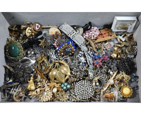 Collection of interesting vintage brooches, clips, buckles including Austrian, enamel, paste set etc 