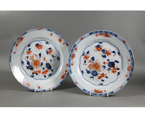 A pair of 18th century Chinese Imari plates, Kangxi period (1662-1722) Qing dynasty, the floral design painted in underglaze 