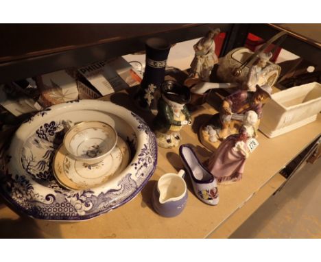 Quantity of ceramic figurines and ornaments 