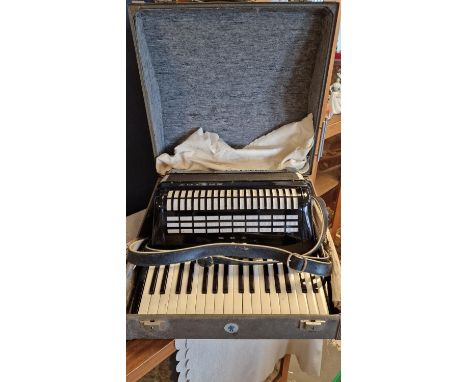 Hohner Accordion Concerto II w/Hohner Case - Good condition