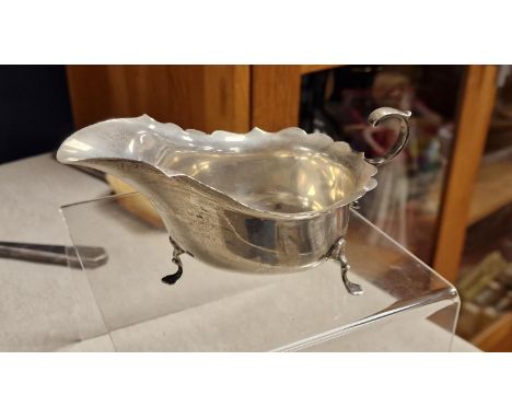 Silver Hallmarked (Sheffield) Gravy Boat Jug - 1919 by Martin Hall &amp; Co - 88g