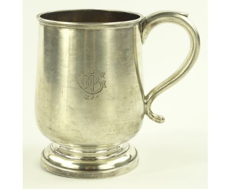 A silver pint mug by Walker & Hall, Sheffield 1916, engraved armorial crest Nunquam Non Paratus (Never Unprepared), 8.3oz.
