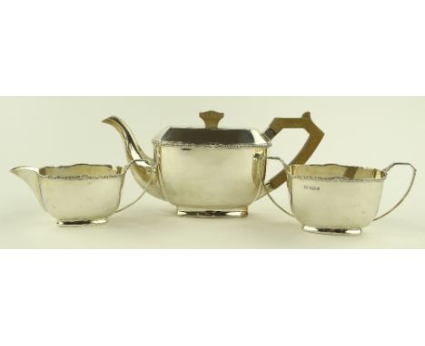 A 3-piece silver teaset, makers marks S & W, Sheffield 1939, 35.35 oz.