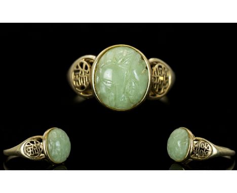 14 Carat Gold Single Stone Cabouchon Cut Jade Ring with Chinese design open worked shoulders, marked 14ct and 585 gold. Ring 