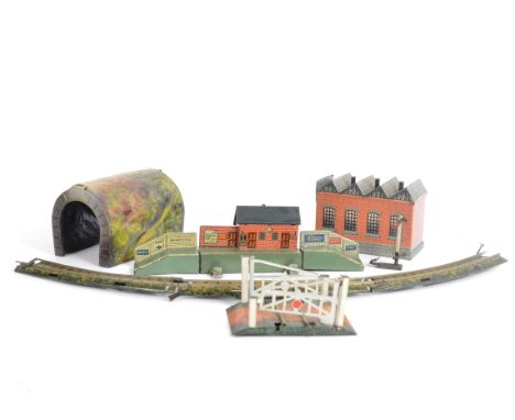 Bing Table Top 00 Gauge Accessories and Clockwork Track, including two stations with ramps (one 'Pascall', one 'Raleigh'), En