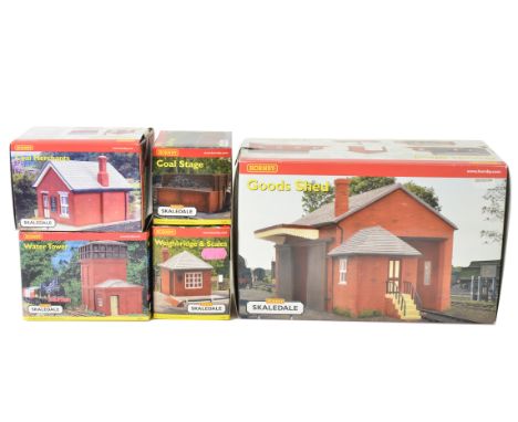 Hornby China 00 Gauge Skaledale Trackside Models, a boxed collection including  R8530 waiting room, R8581 double road engine 