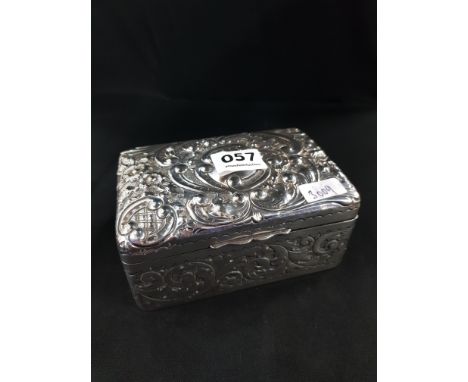 VICTORIAN EMBOSSED SILVER CASKET BIRMINGHAM 1900/01- 528 GMS 