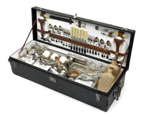 A 6 person picnic set, by Asprey, London circa 1922Malle de pique-nique 6 personnes, Asprey à Londres vers 1922Contained in a