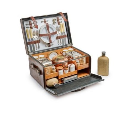 A 4 person picnic set, by G.W. Scott &amp; Sons, London circa 1910.Malle de pique-nique 4 personnes, G.W. Scott &amp; Sons à 