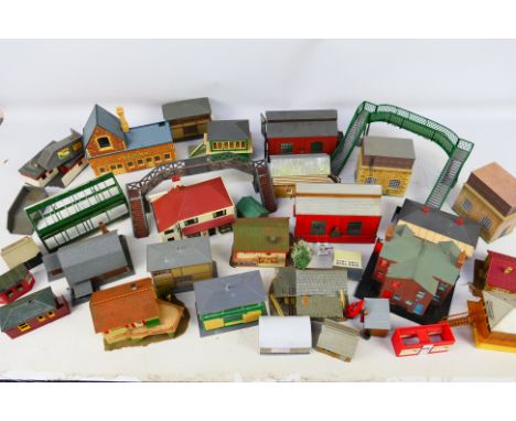 Hornby - Peco - Rovex - Others - An assortment of mixed OO scale layout accessories to include various snap fit building and 