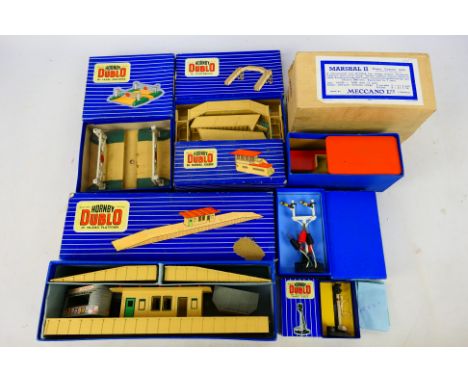 Hornby Dublo - A collection of boxed buildings and accessories including Island Platform, Signal  Cabin, Junction Signal, Foo