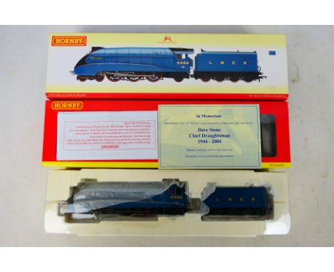 Hornby - A boxed OO gauge locomotive R2339 LNER 4-6-2 Class A4 Mallard 4468. Item appears to be in excellent condition. Box a